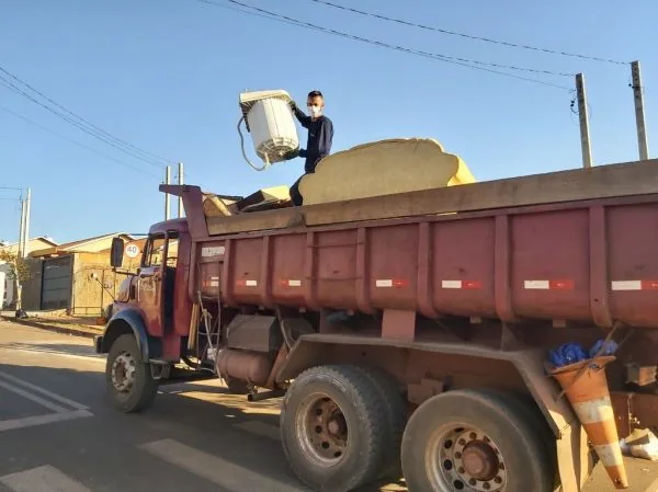 Caminhão carregado de baterias tomba na SP-327 em Ourinhos