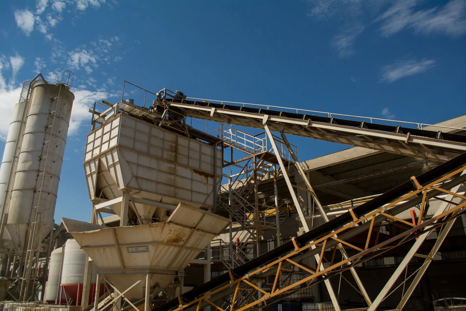 EUA impõem sanções a refinaria de ouro em Ruanda por contrabando de minerais da RDC