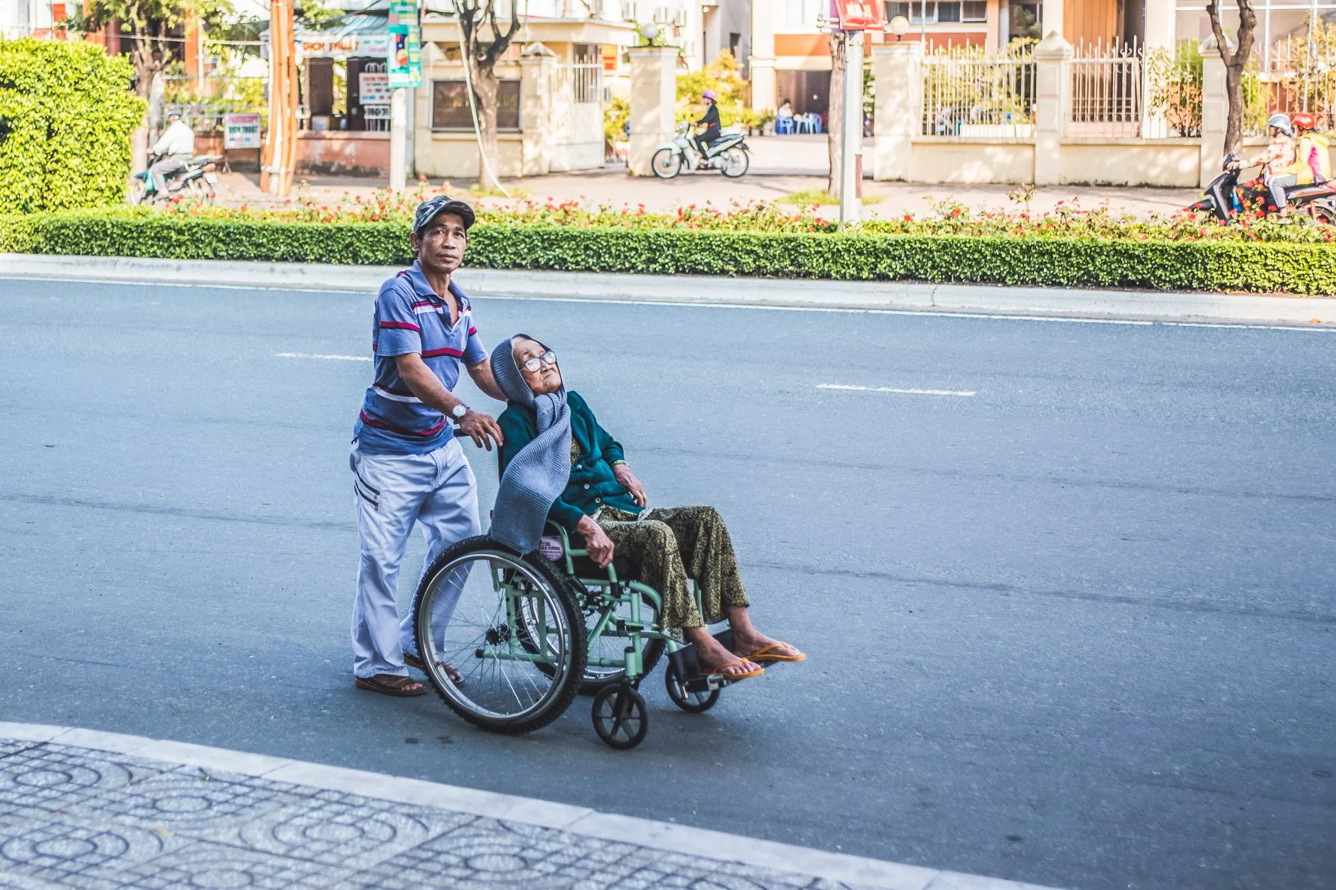 Gesto de solidariedade: motociclista ajuda idosa em Itumbiara