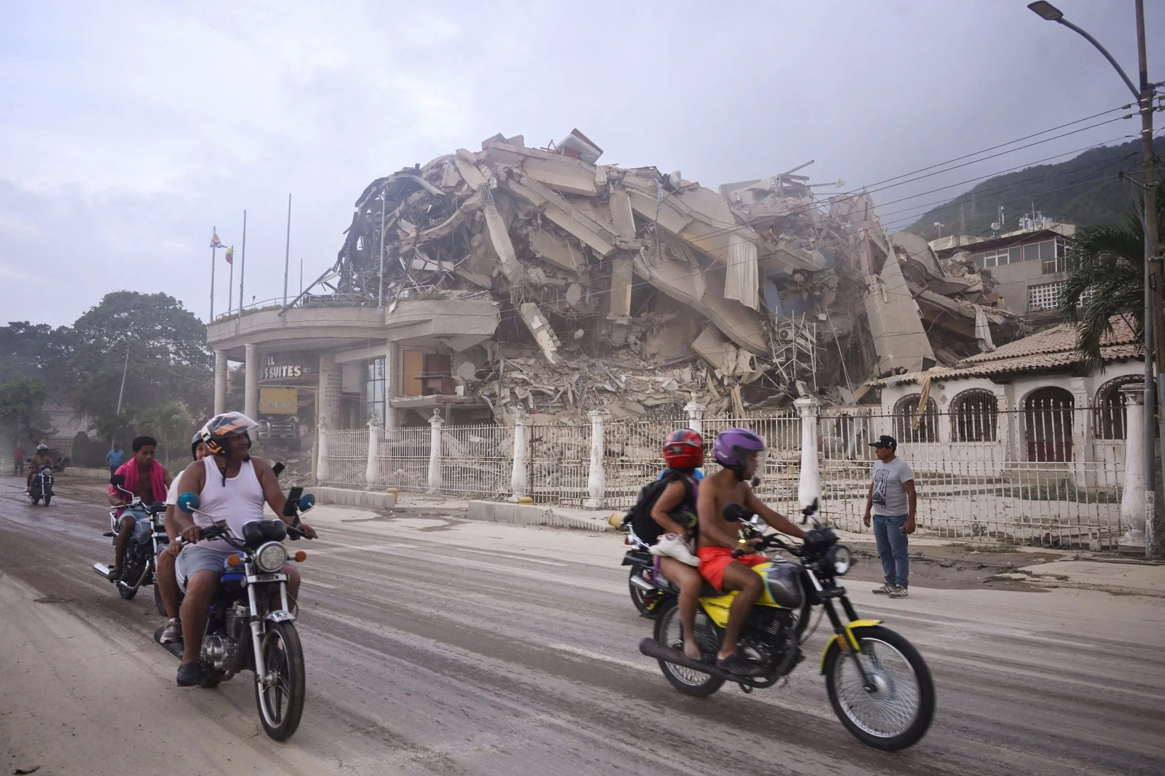 Venezuelanos se mobilizam em busca de vítimas após terremoto devastador