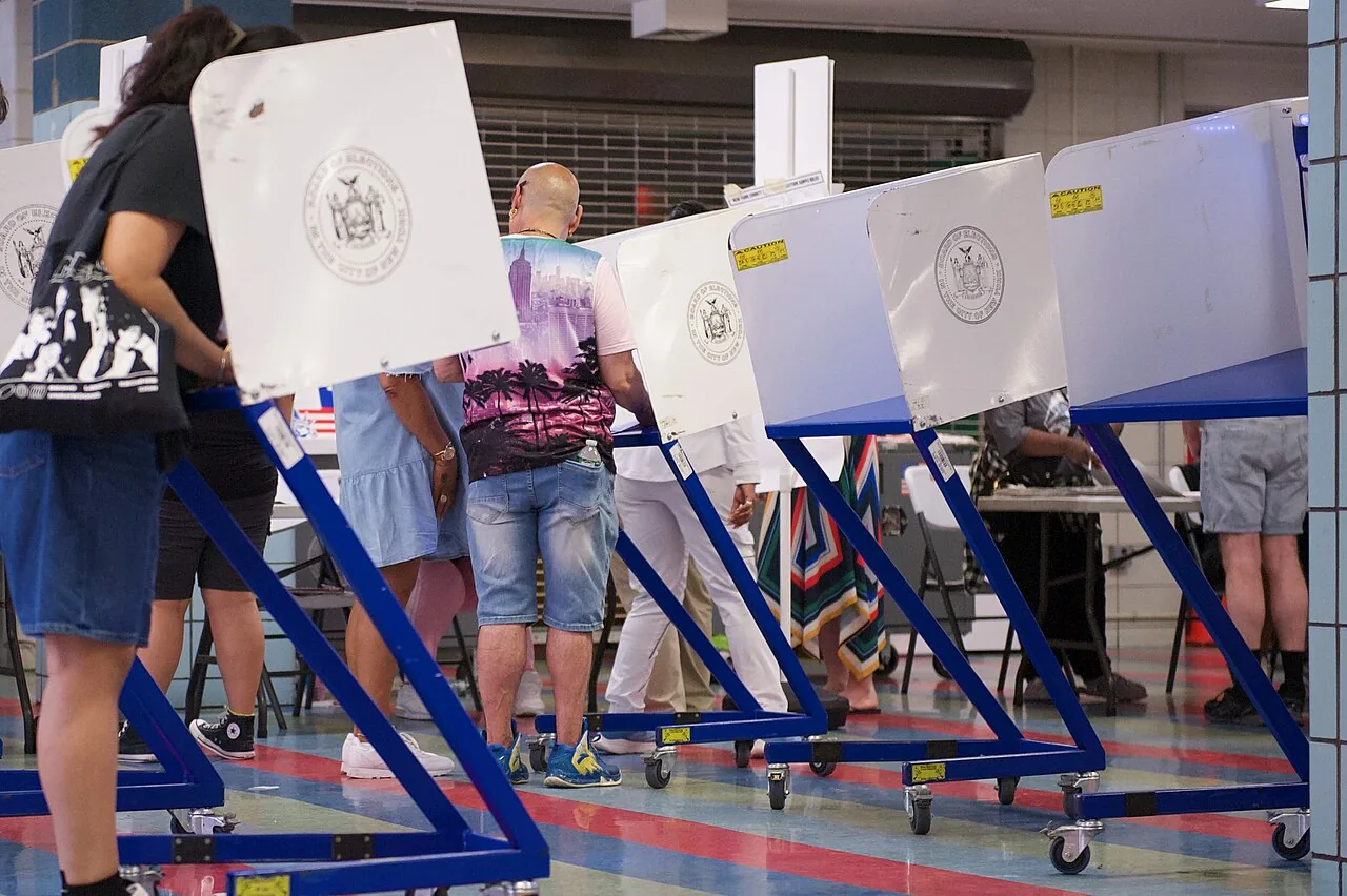 Candidatos apoiados por Mamdani triunfam nas primárias democratas de Nova York