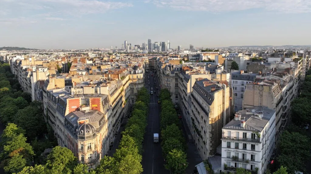 Polícia de Paris solicita cancelamento de grandes festivais devido à onda de calor