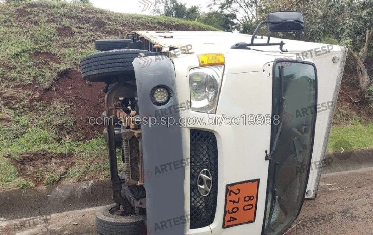 Caminhão carregado de baterias tomba na SP-327 em Ourinhos