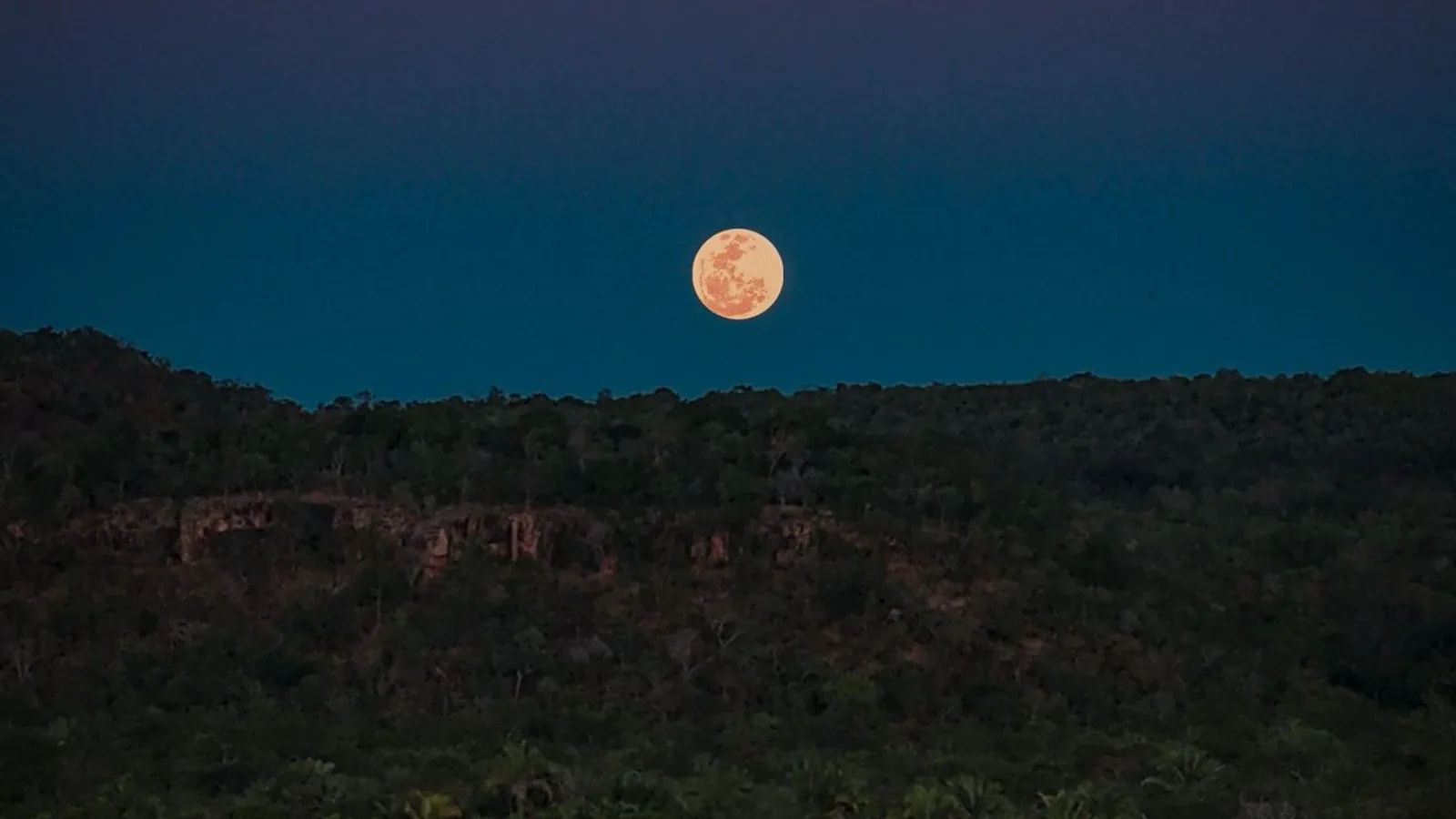 Fotógrafo registra 'lua de morango' sobre rio no Sul do Piauí; entenda a origem do nome