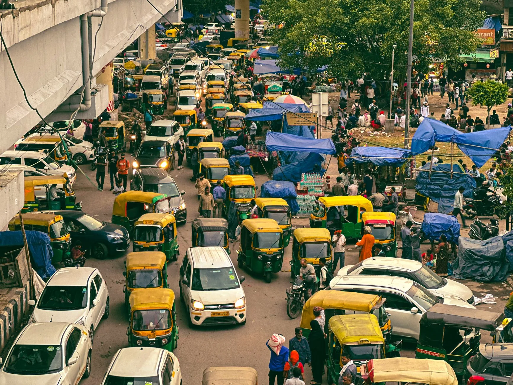 Delhi planeja proibir riquixás e scooters a gasolina para reduzir poluição