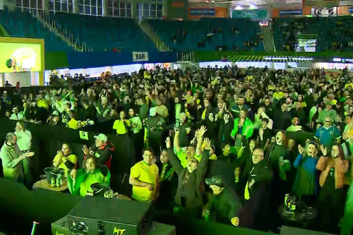 Torcedores do Vale do Paraíba celebram vitória do Brasil sobre a Escócia na Copa do Mundo