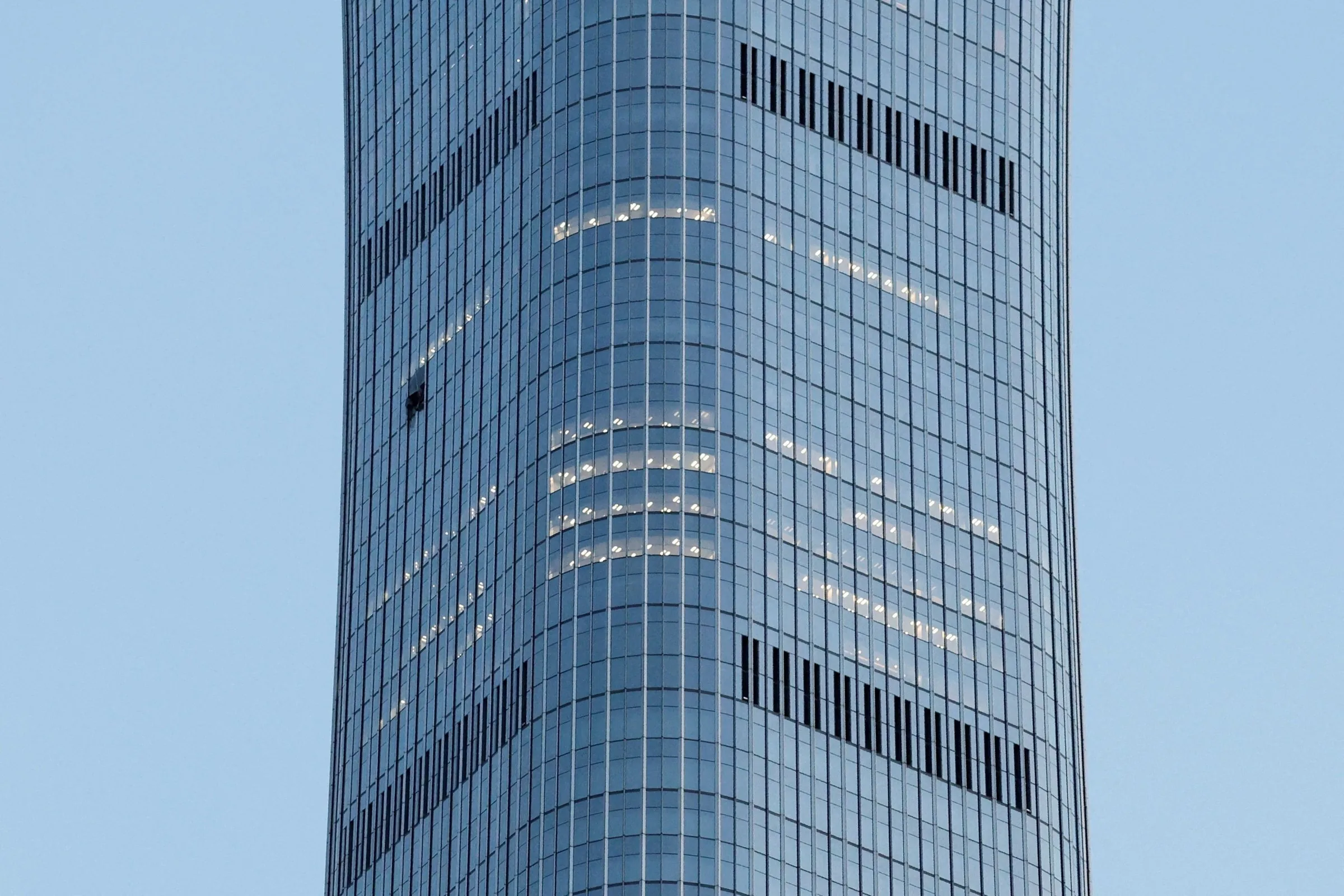 Polícia isola área em torno da Torre Citic, o arranha-céu mais alto de Pequim