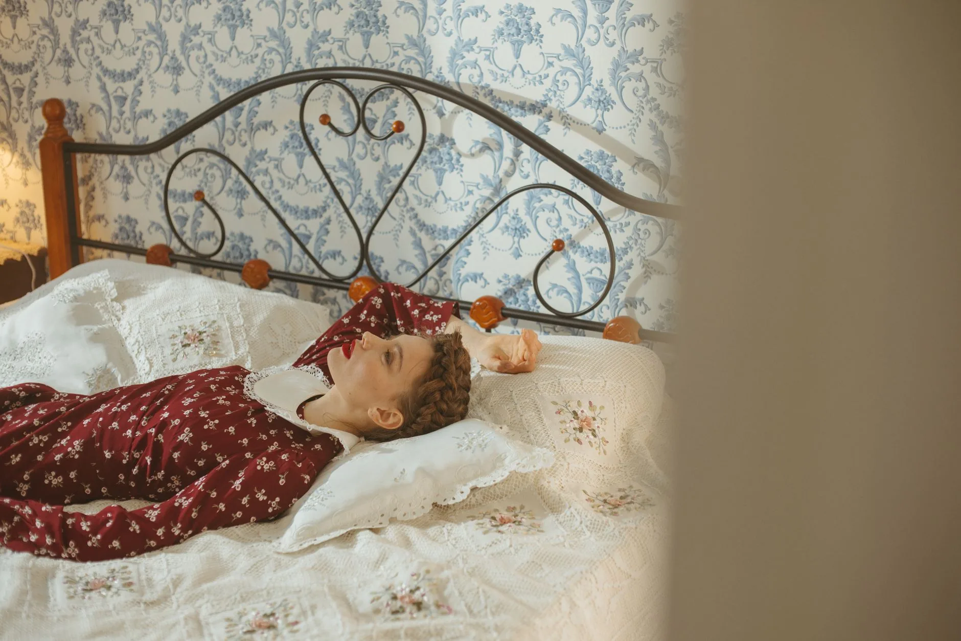 Millie Bobby Brown e Louis Partridge falam sobre risadas e a nova fase de Enola Holmes