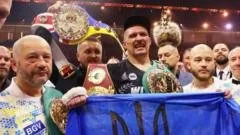 Usyk desiste de cinturões, mas não anuncia aposentadoria