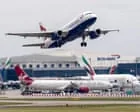 Tempestades provocam atrasos e cancelamentos em voos nos aeroportos de Heathrow e Gatwick