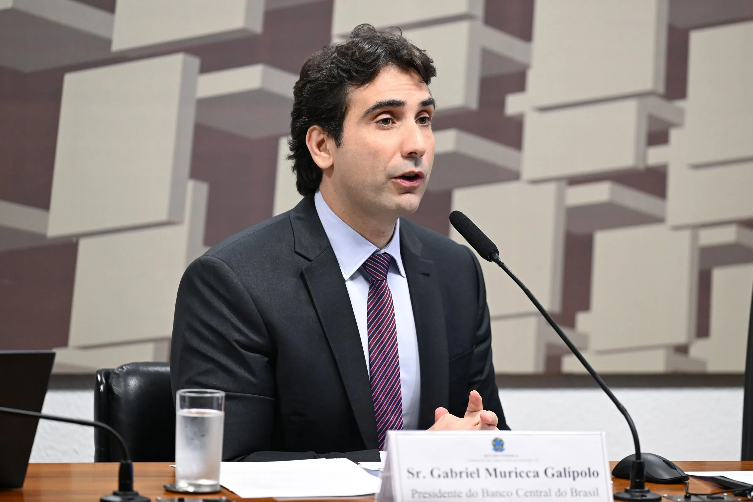 Gabriel Galípolo reconhece falhas na comunicação do Copom e defende autonomia do BC