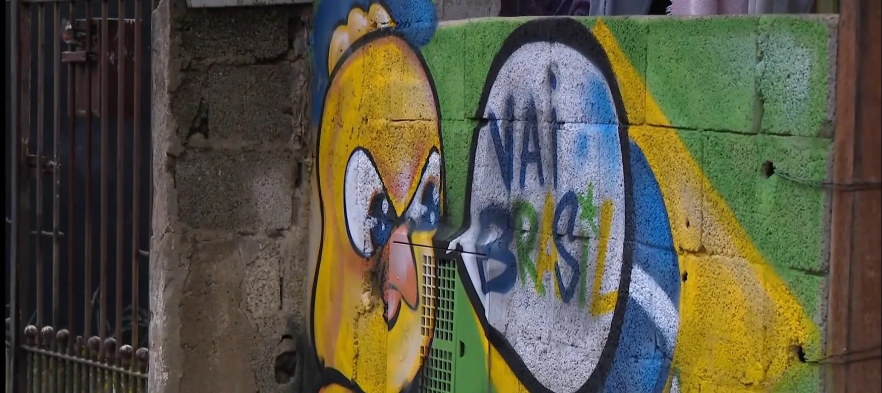 Moradores da Cidade Tiradentes reinventam tradição das ruas pintadas para a Copa do Mundo