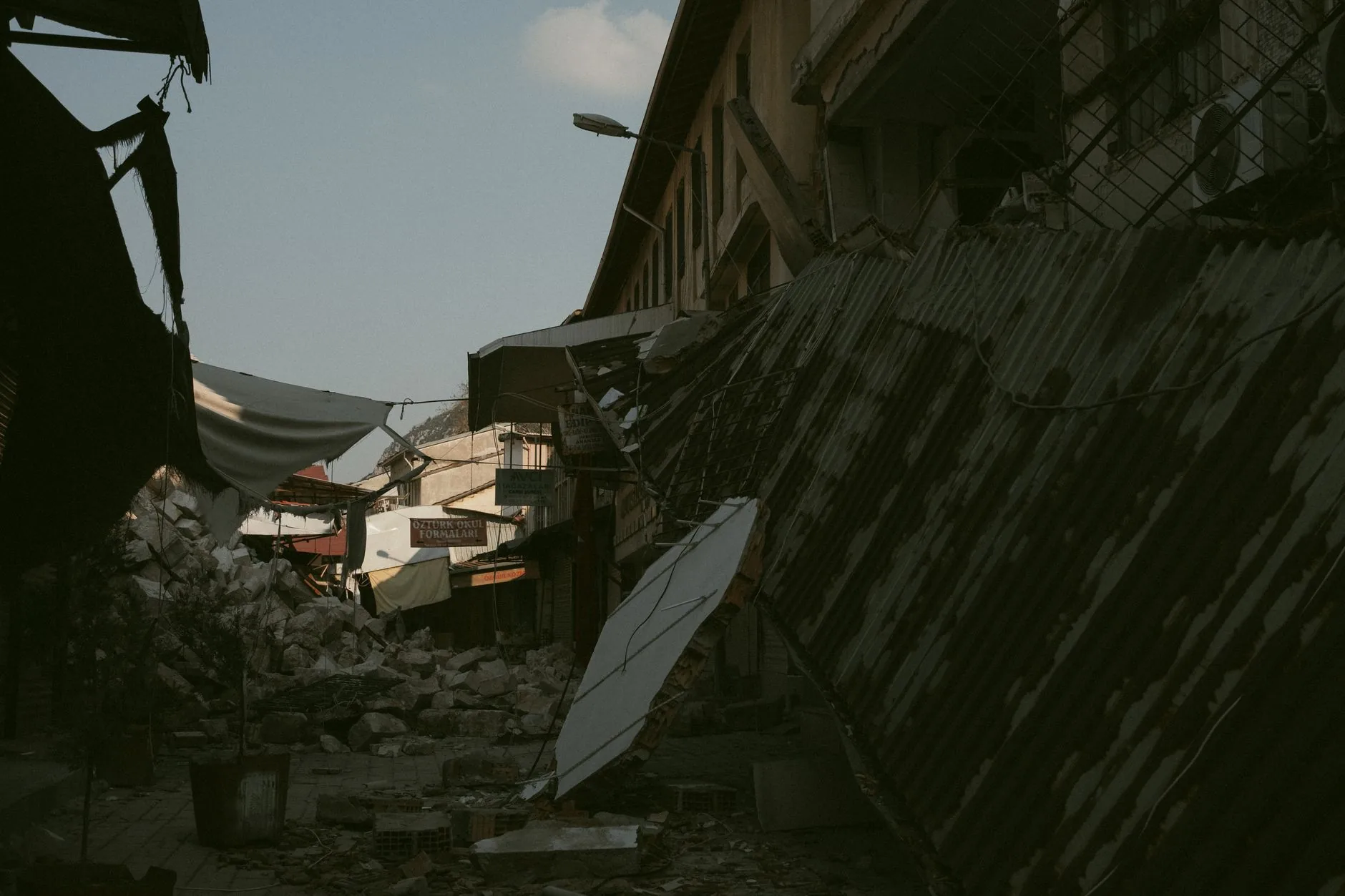 Destruição na Venezuela: Terreno devastado após terremoto é documentado por venezuelano