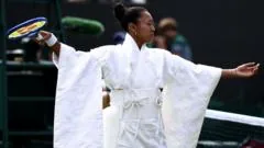 Naomi Osaka homenageia Japão com quimono em Wimbledon