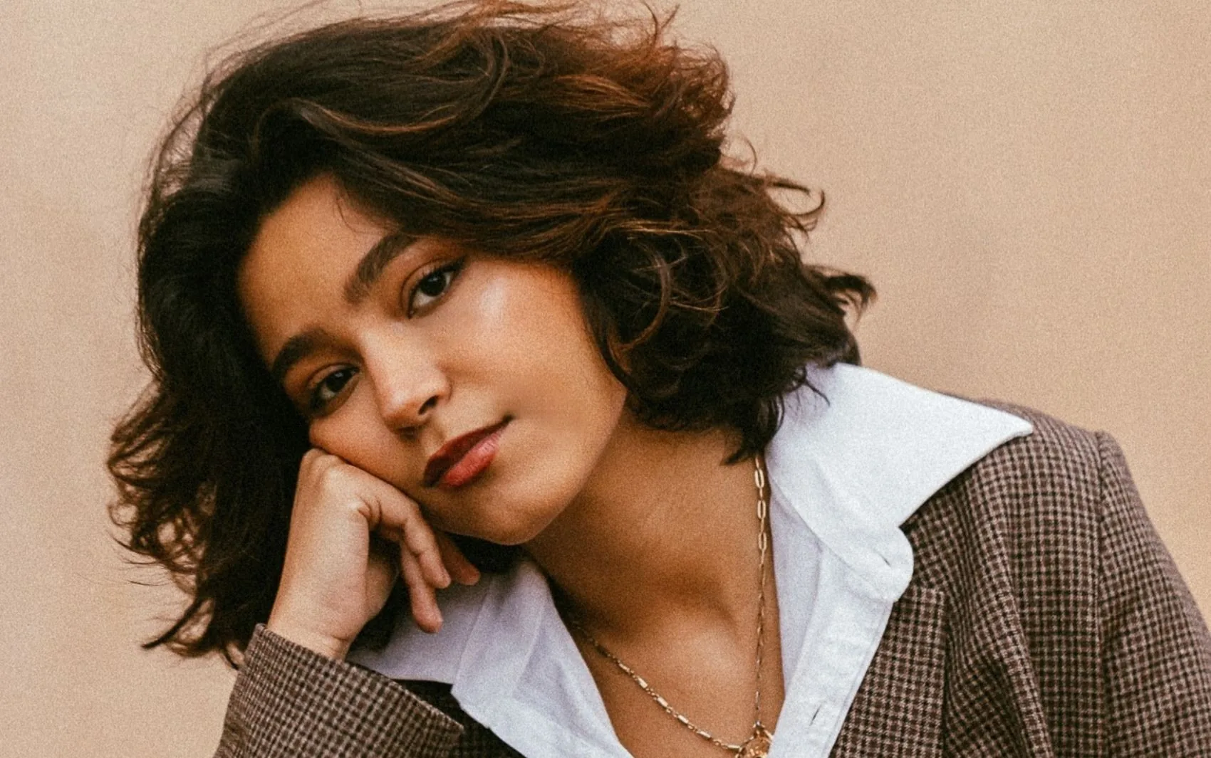 Conheça cantora brasileira que viralizou na internet e já lotou shows em mais de 20 países