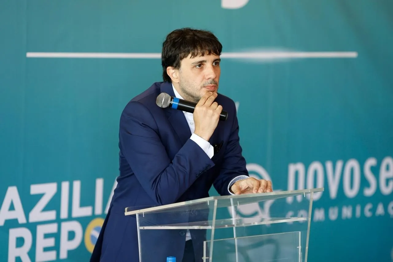 Renan Santos critica Flávio Bolsonaro e aponta alta rejeição como fator de inviabilidade eleitoral