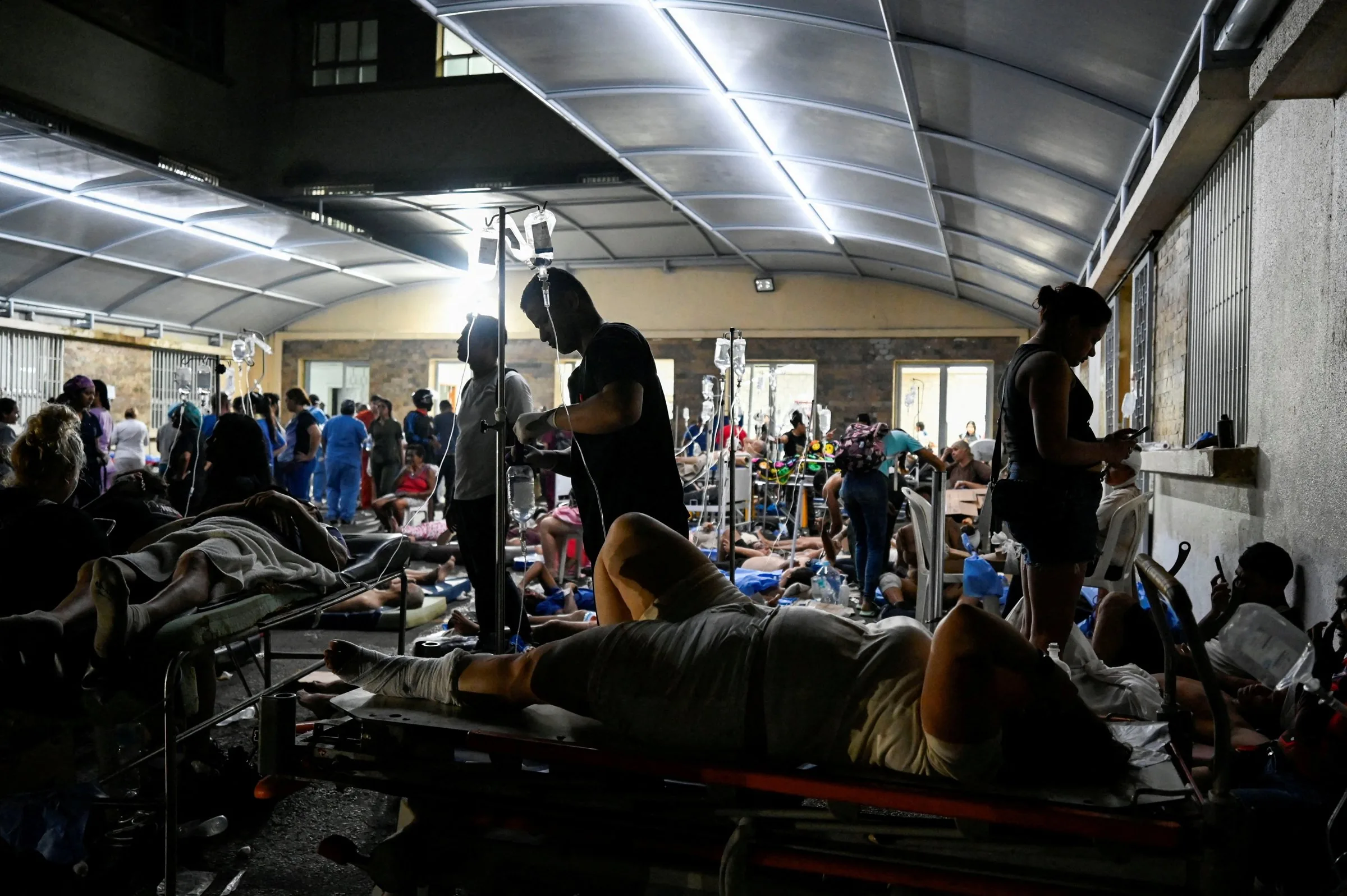 Terremoto na Venezuela deixa hospitais superlotados e feridos tratados em estacionamento