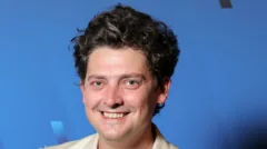 Ator britânico é elogiado por conter ladrão de bolsa antes de estreia de filme na França