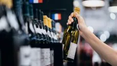 Novas regras de reciclagem podem encarecer bebidas em até 50 centavos no País de Gales