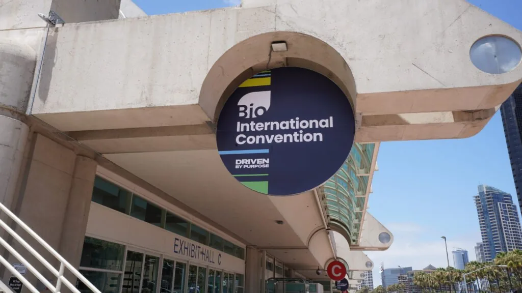 Conferência BIO 2026: Indústria de Biotecnologia Debate Desafios Políticos e Avanços em Inteligência Artificial