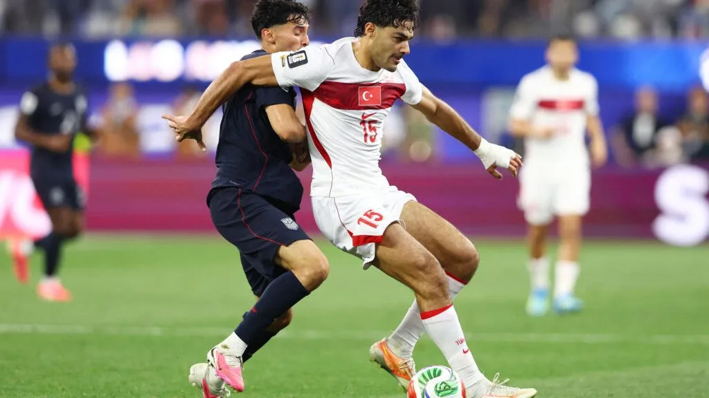 Copa do Mundo 2026: Turquia surpreende EUA nos acréscimos, enquanto Austrália empata com Paraguai e avança
