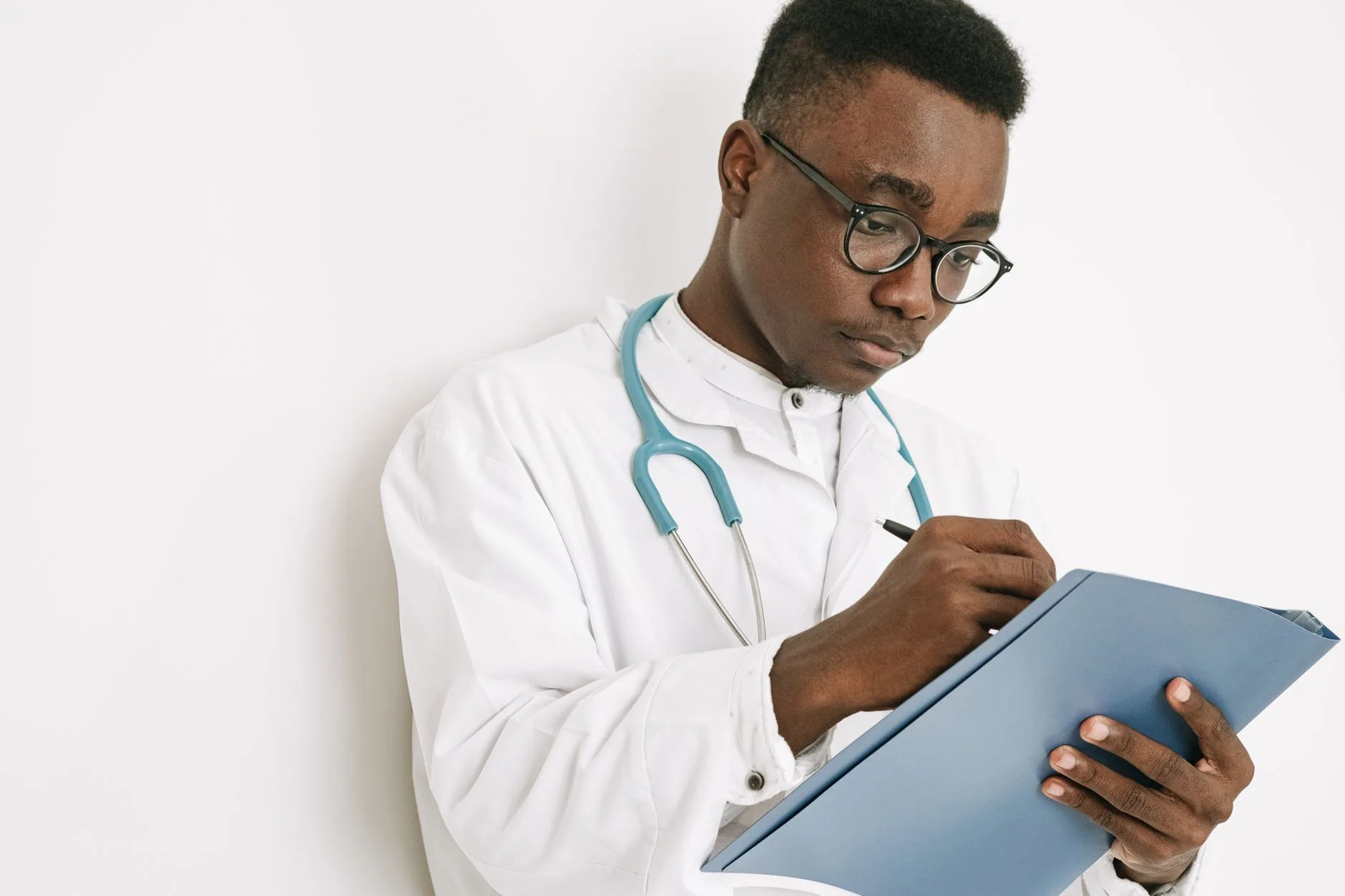 Médicos residentes na Inglaterra aceitam proposta do governo sobre salários e empregos