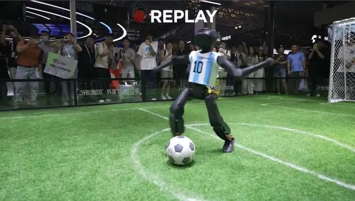 Robôs que lavam roupas e jogam futebol impressionam em feira de IA