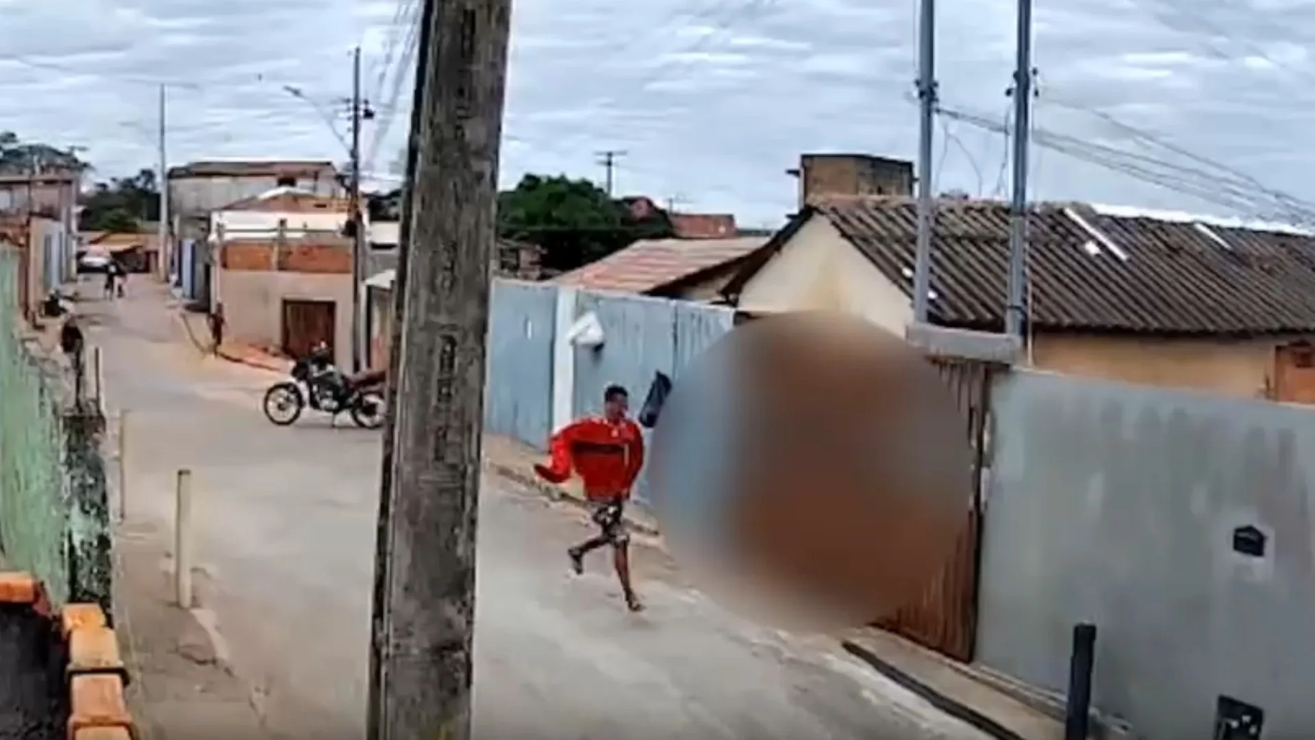 VÍDEO: Discussão termina em troca de tiros no meio da rua e deixa dois homens feridos em MG
