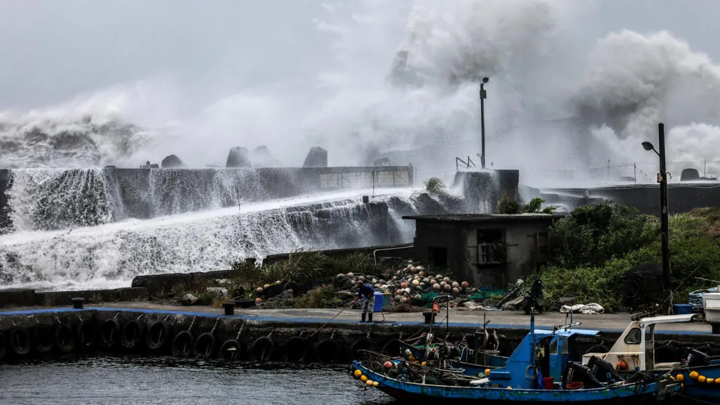 Tufão Bavi provoca evacuações em Taiwan e atinge ilhas do Japão
