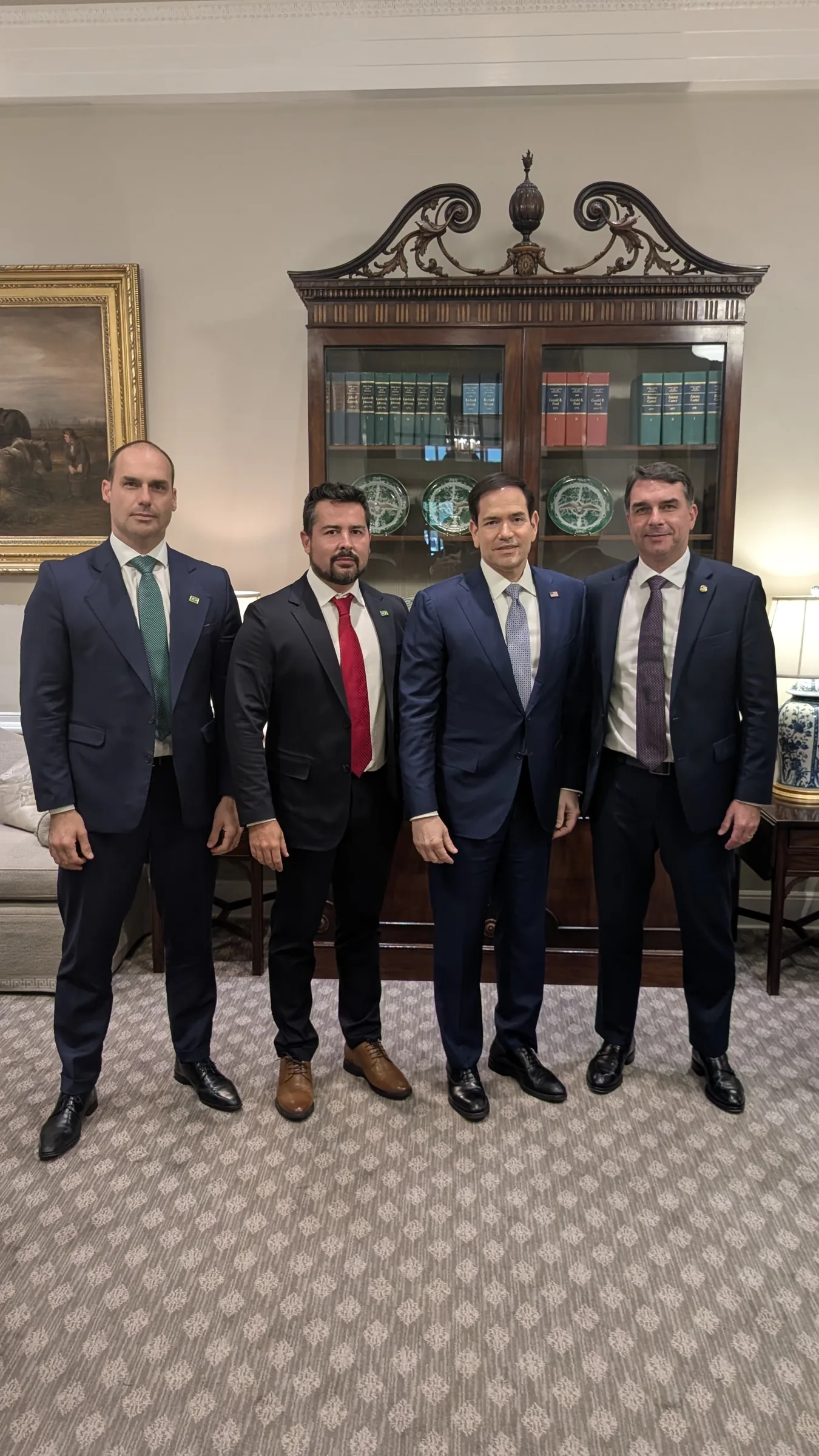 Flávio repudia fala de Paulo Figueiredo sobre mulheres e afirma que aliado não faz parte de pré-campanha, diz equipe do senador