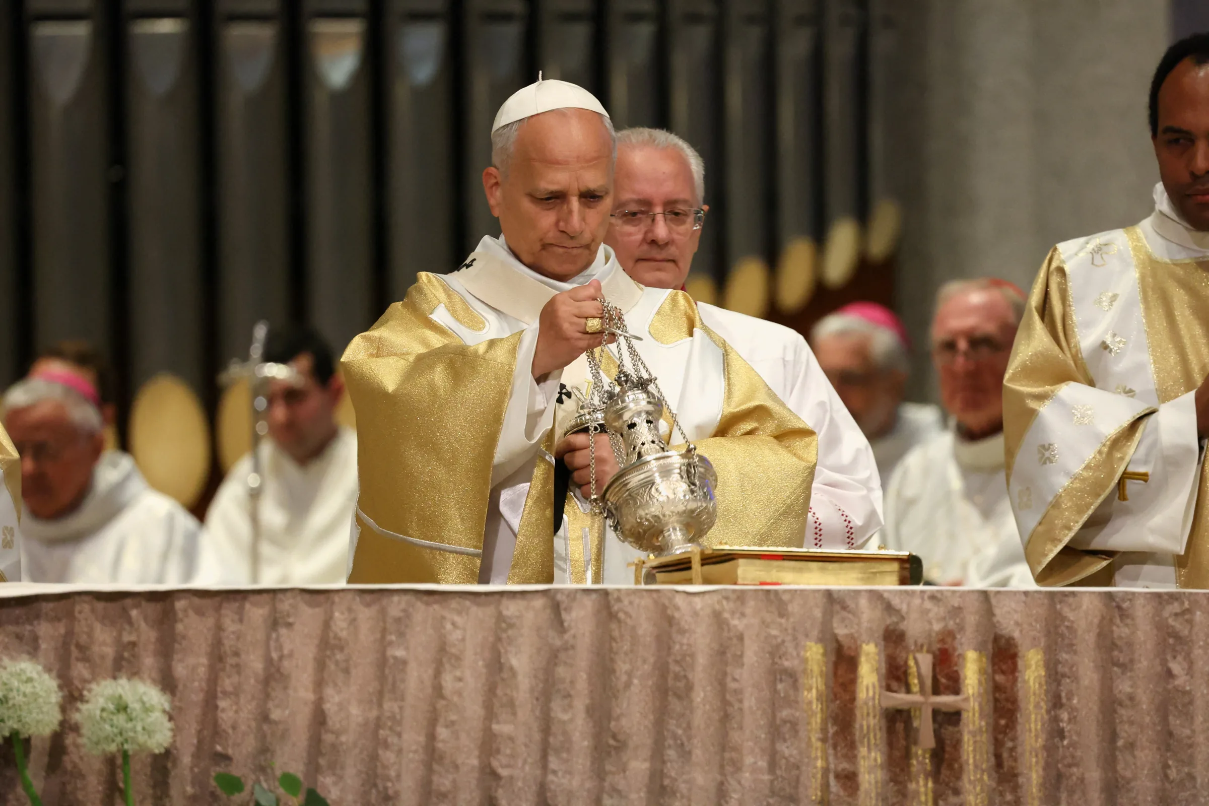 Vaticano excomunga grupo ultraconservador por ritos litúrgicos