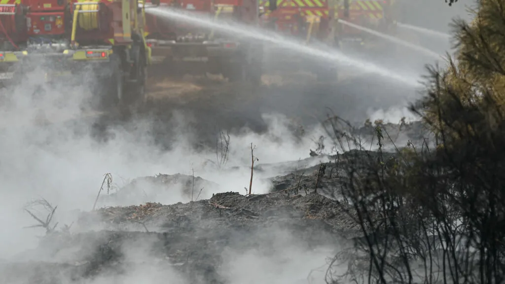França se prepara para novas evacuações enquanto Espanha alivia restrições por incêndios florestais