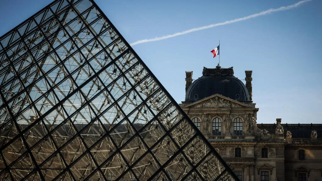 Louvre gallery where jewellery heist took place to reopen to public