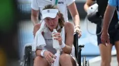 Ekaterina Alexandrova desmaia em quadra durante calor intenso