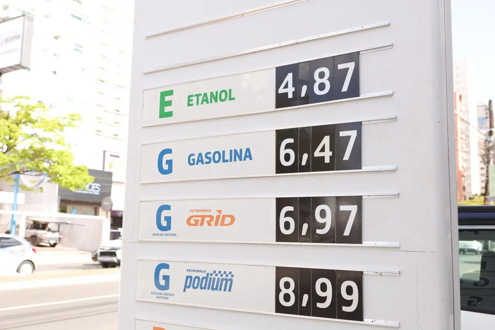 Goiás apresenta gasolina comum abaixo da média nacional, com variação de até R$ 1,20 entre postos