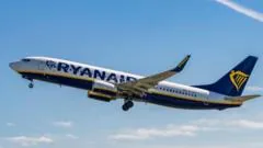 Homem quase é sugado para fora de janela durante voo da Ryanair