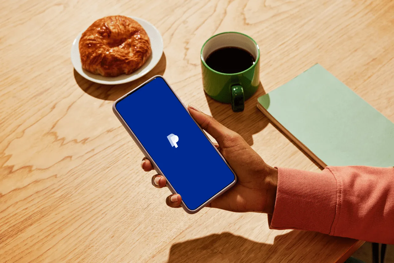 PayPal apresenta resultados positivos, mas investidores aguardam novidades sobre fusões