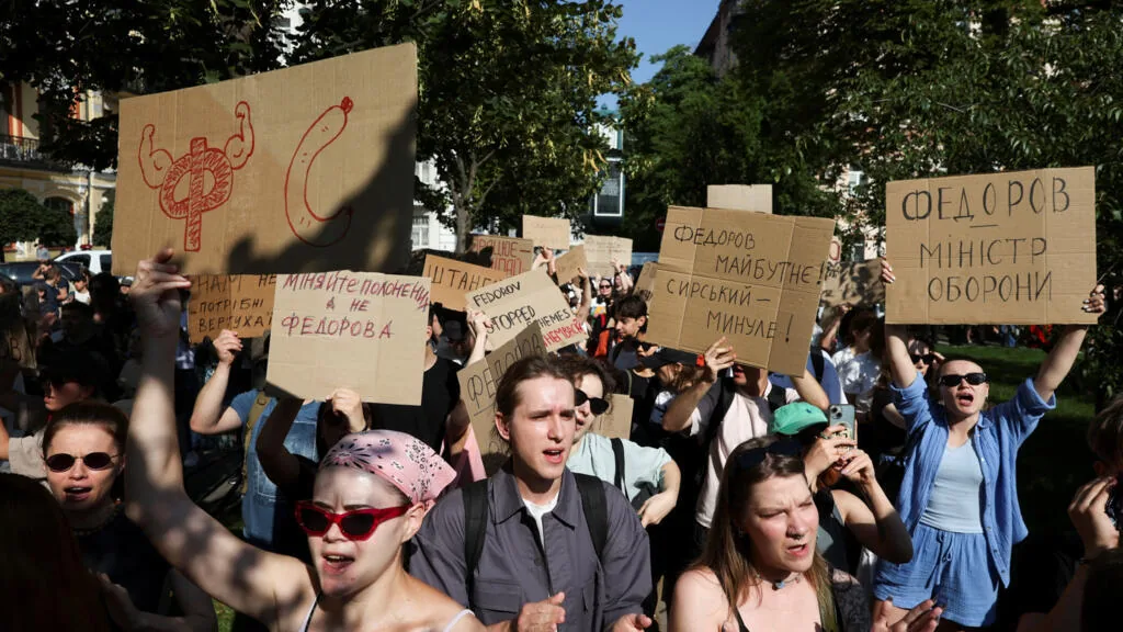 Protestos contra a demissão do ministro da Defesa se espalham pela Ucrânia