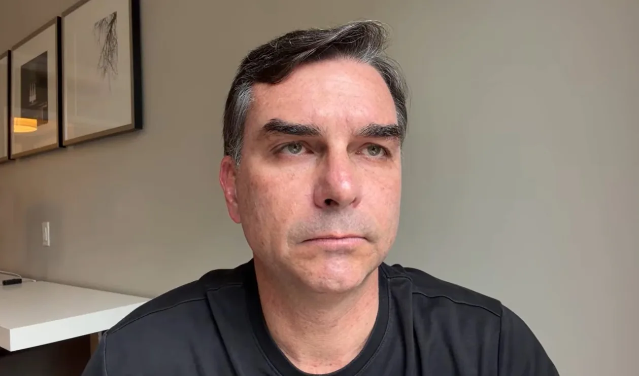 Flávio Bolsonaro defende EUA e critica Lula em audiência sobre tarifas