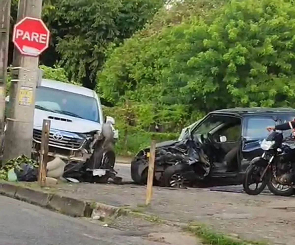 Acidente entre dois carros deixa três feridos no bairro Muçumagro, em João Pessoa