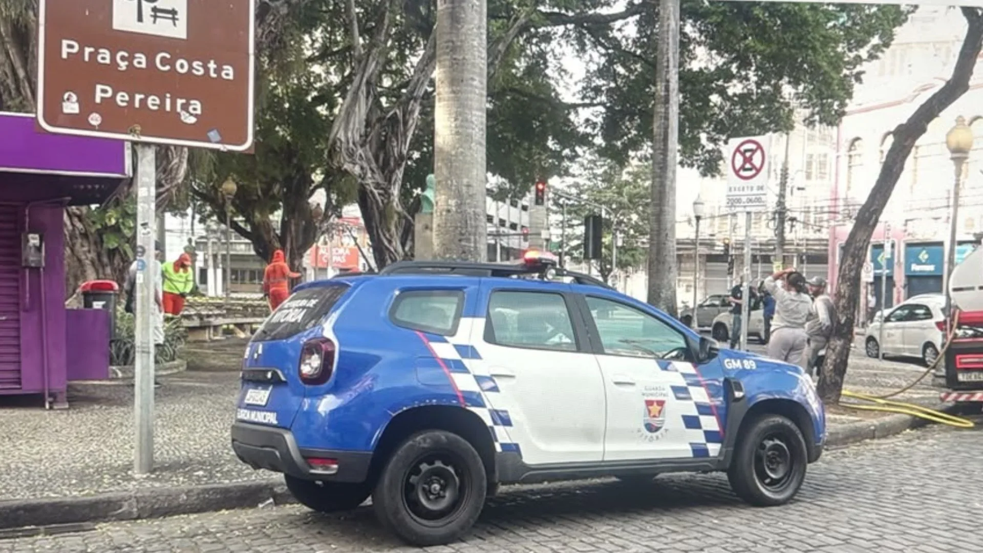 Homem é esfaqueado em praça no Centro de Vitória e socorrido em estado grave
