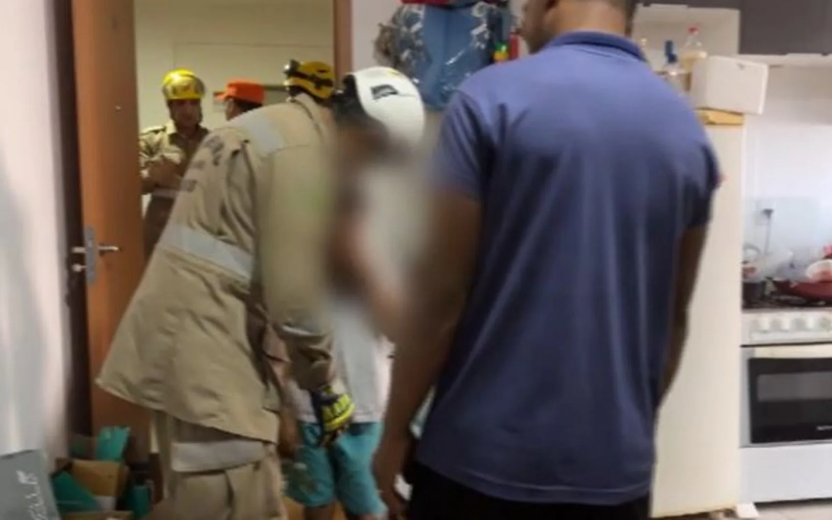 Menino encontrado trancado em apartamento pediu para pegar caixa de remédio ao ser resgatado, diz conselheiro
