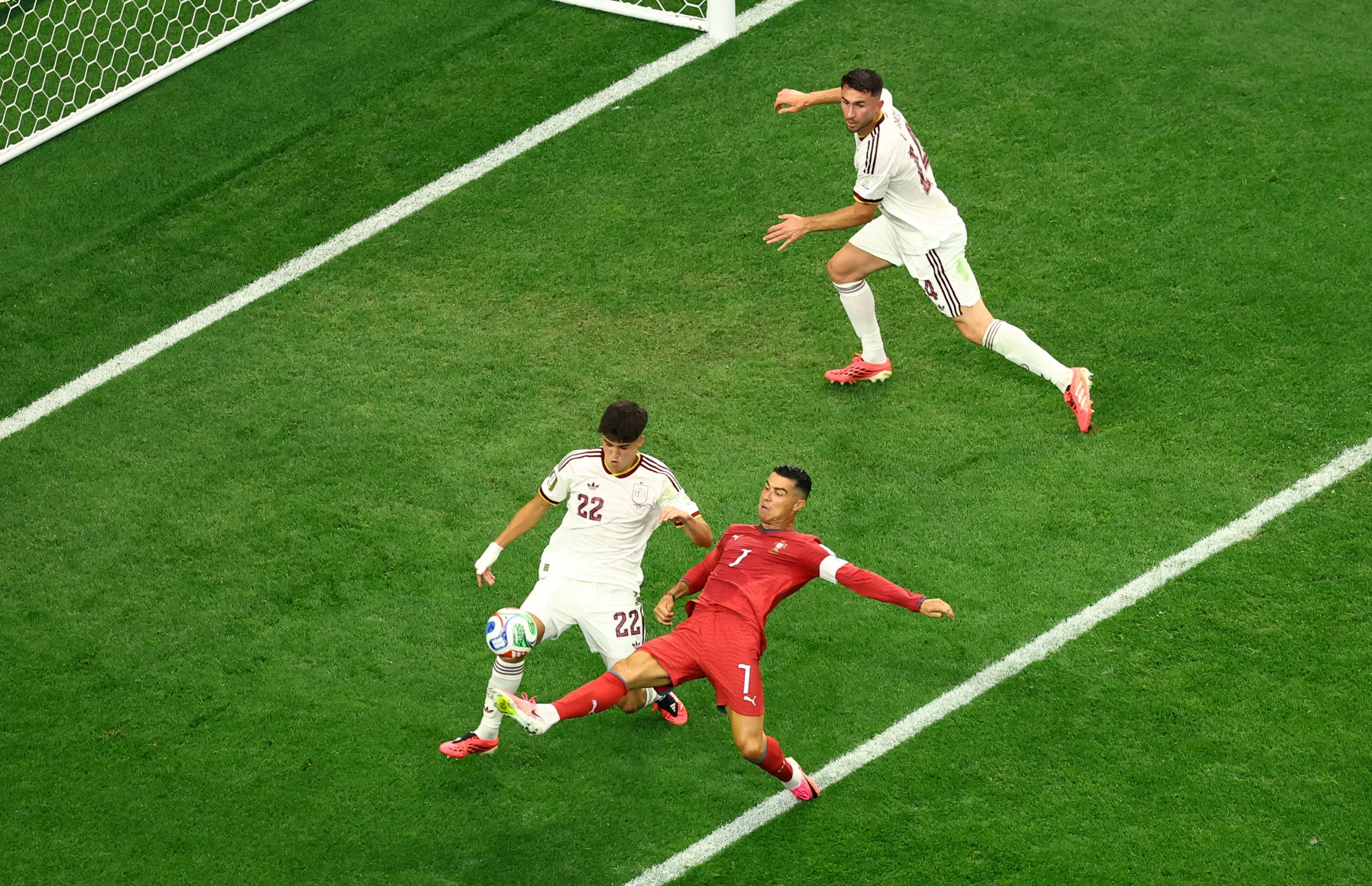Por que Portugal utiliza termos diferentes do Brasil no futebol?