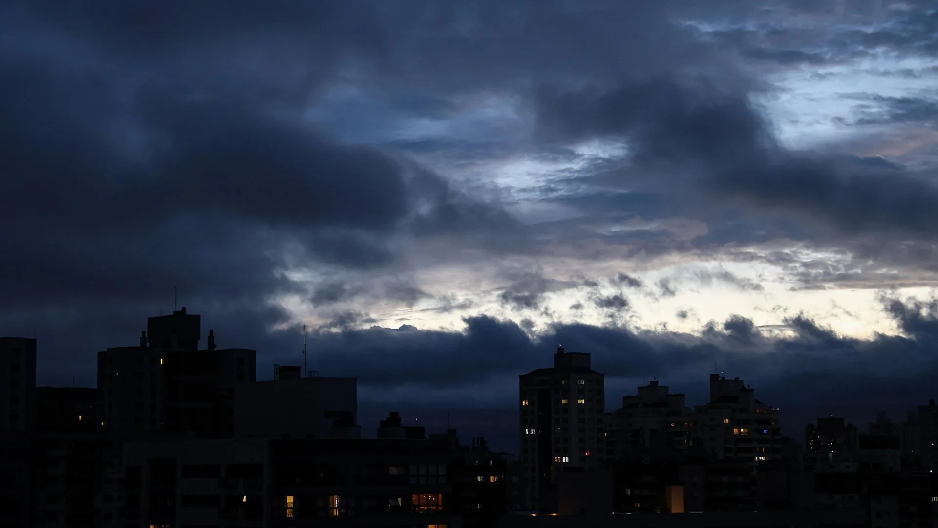 Defesa Civil do RS emite alerta para tempestades e risco de tornados