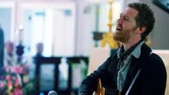 Músico vencedor do Oscar, Glen Hansard, morre em acidente