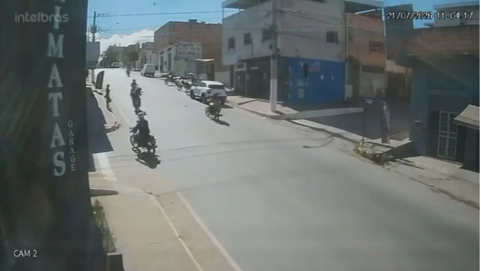 VÍDEO: Motociclistas ficam feridos após baterem de frente em avenida de Nova Serrana