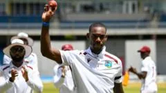 Justin Greaves brilha com 5 wickets em teste contra o Paquistão