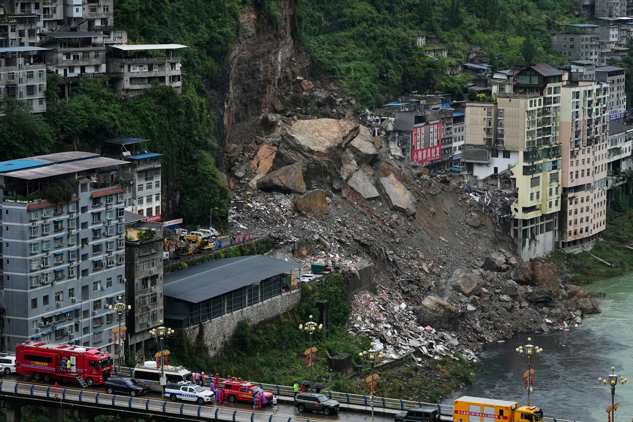 Deslizamento de terra na China resulta em 8 mortes e 34 desaparecidos