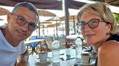 'Se morrermos, morreremos juntos': esposa de homem quase sugado para fora de avião da Ryanair relata o incidente