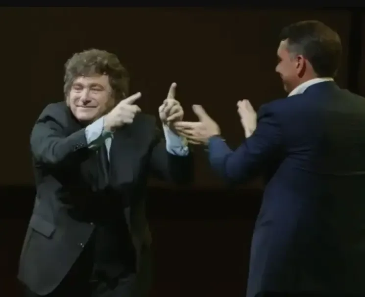 Flávio Bolsonaro lança candidatura à presidência com tom descontraído